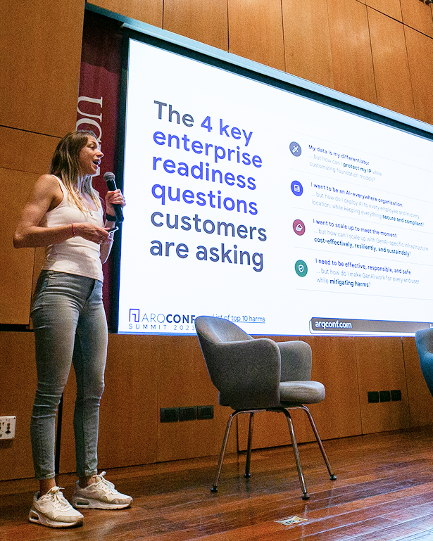 Presentación en un evento de ArqConf.